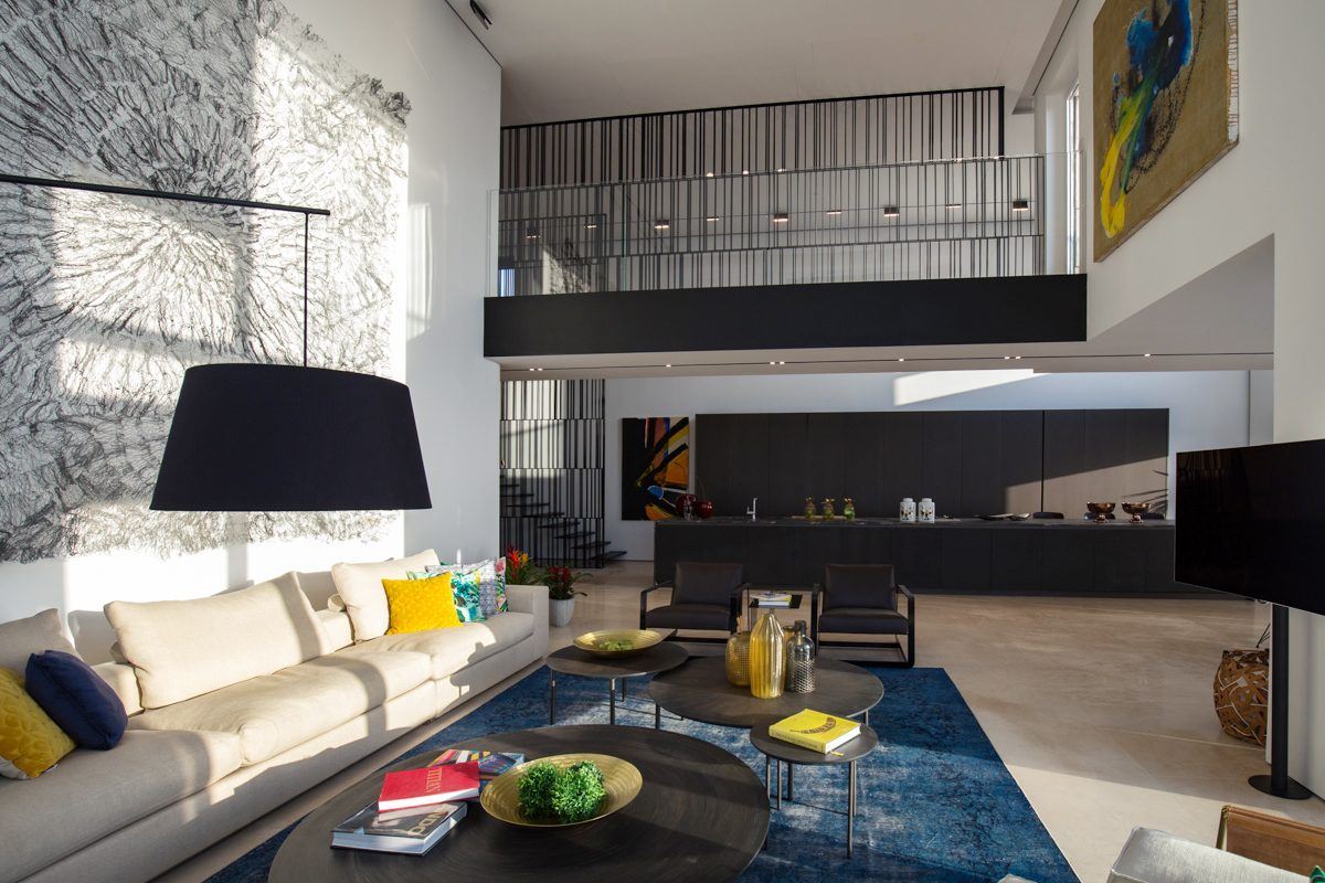 Sharona Penthouse עיצוב תאורה אדריכלית בסלון על ידי קמחי דורי